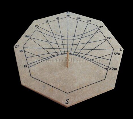 orologio solare in pietra ottagonale