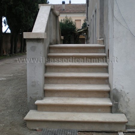 scalinata esterna in travertino