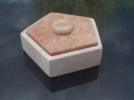 scatola in pietra pentagonale